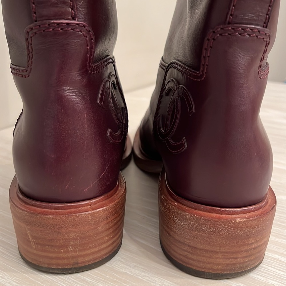 Chanel burgundy leather short heeled boot. Size 38.5 (euro)/ Size 8.5 (USA) - Picture 5 of 8